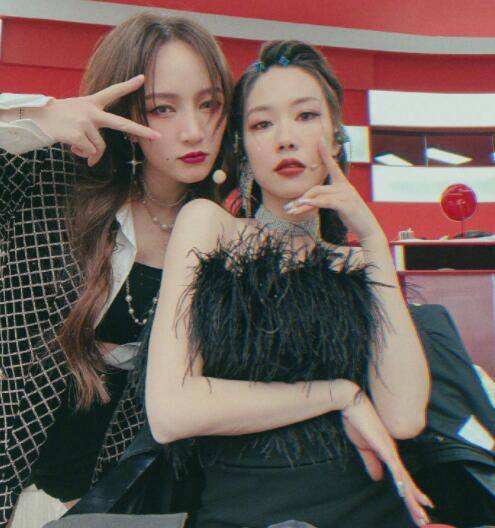 阿娇和阿sa比心,沈梦辰和李斯丹妮比心,王霏霏孤单一个人好可怜