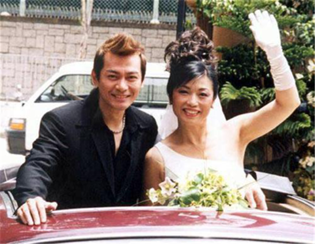 演员江华直播时自曝偶像是妻子麦洁文,网友评论区刷屏:邓萃雯呢