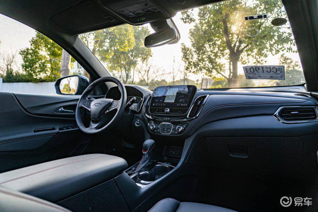 雪佛兰的车型近些年对于环抱式中控台颇有偏爱,探界者也采用了家族的
