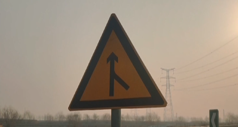 高速交警提醒,如果在高速公路上行驶到匝道汇合处时,一定在进入匝道前