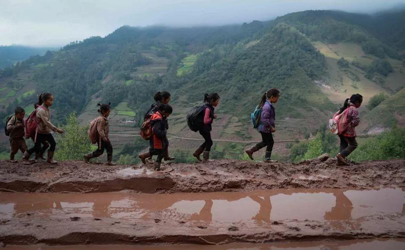 幼儿园学生放假独自背铺盖回家蹒跚背影让人心酸仿佛看到童年