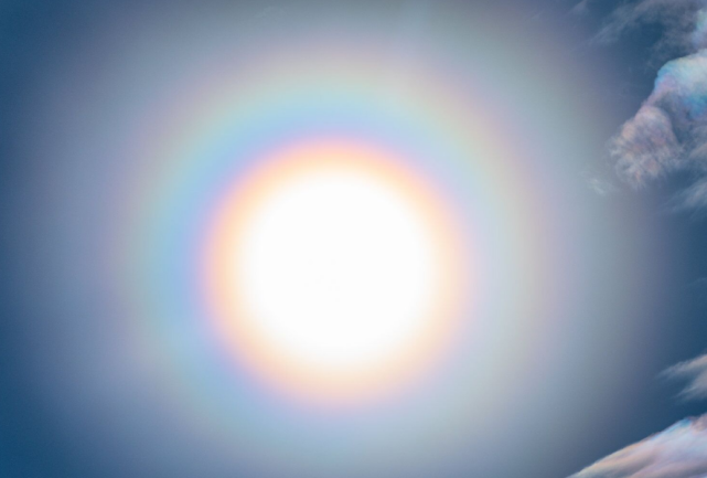 云南迪庆德钦县惊现罕见佛光云 天际五彩斑斓场景蔚然壮观