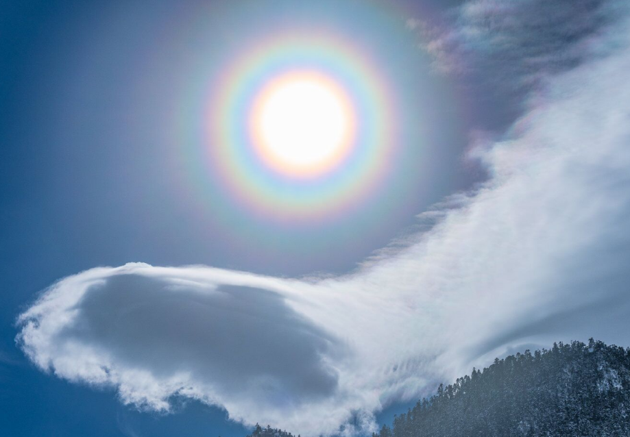 云南迪庆德钦县惊现罕见佛光云天际五彩斑斓场景蔚然壮观