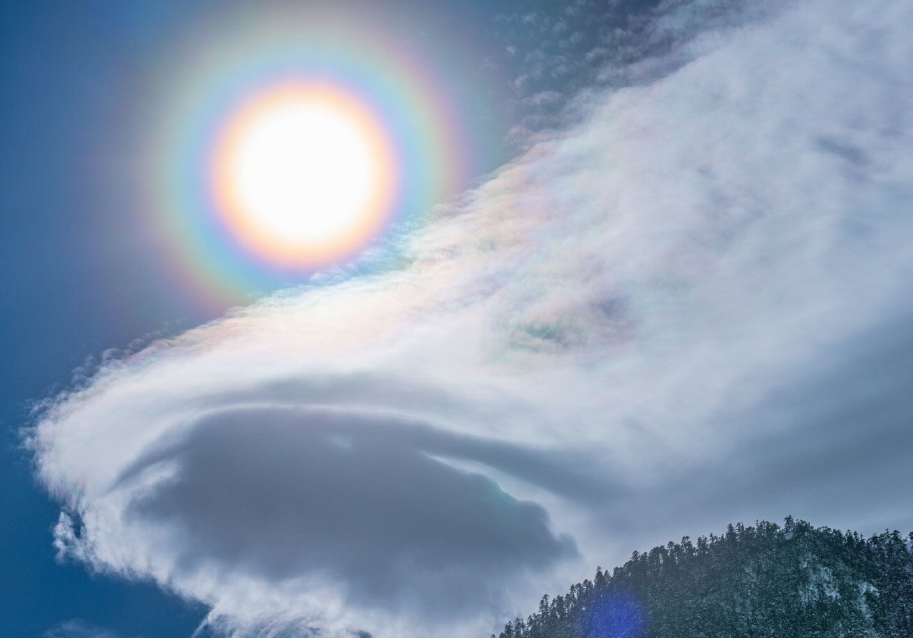 云南迪庆德钦县惊现罕见佛光云天际五彩斑斓场景蔚然壮观