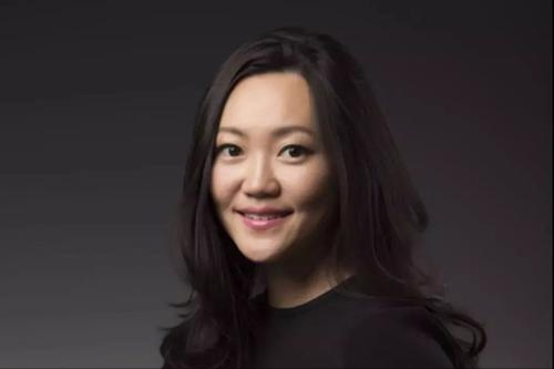 由于黄锦峰之前在宝洁和御泥坊的美妆护肤行业工作经历中有着很好的