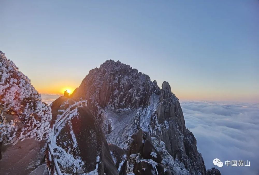 黃山雪後初霽日出雲海齊現美如仙境