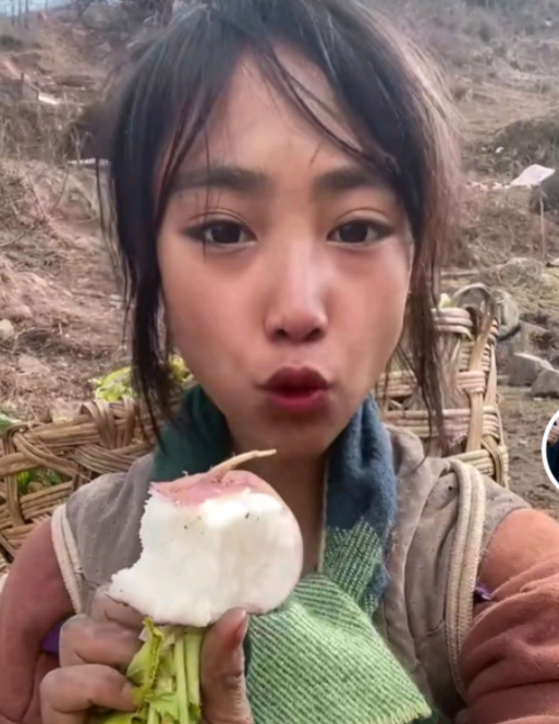 19岁网红孟阳家底曝光:衣着光鲜吃高档意面,戴4w名表高调比心