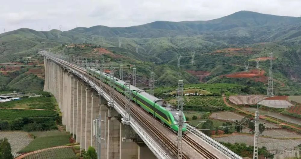 同时,西昌西至昆明也增加了3趟动车组列车,途经峨广线,广昆线运行.