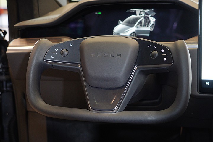 model s 特色之一,方向盘后方的换档拨杆也取消,改为按键设计,从中控