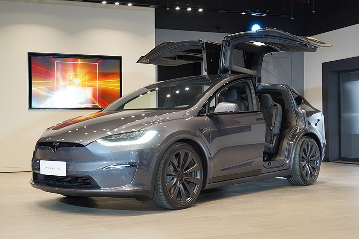 拉model x 與 model s,最大改變在於車系編成調整,入門車型都沒有再加