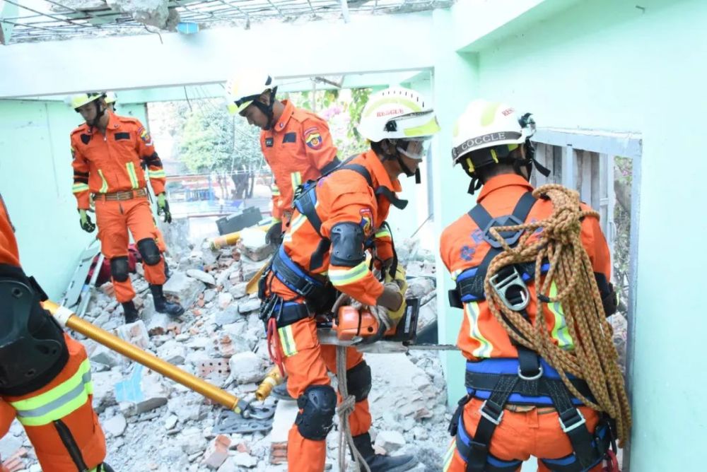 缅甸消防队开展应对地震灾害事故救援训练_腾讯新闻