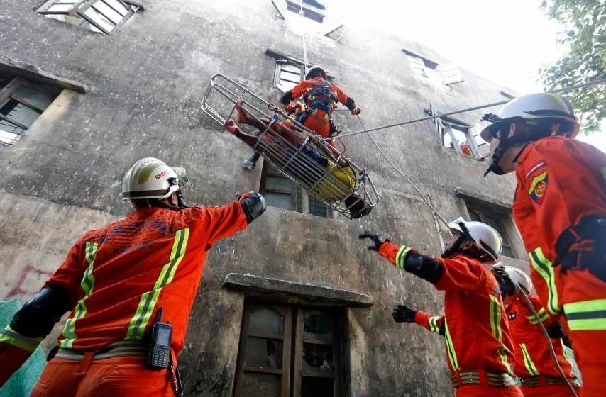 缅甸消防队开展应对地震灾害事故救援训练_腾讯新闻