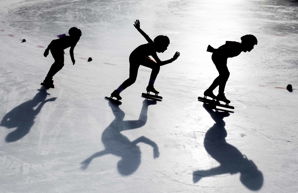 1月11日,参赛选手在速度滑冰比赛中.新华社发(王正 摄)