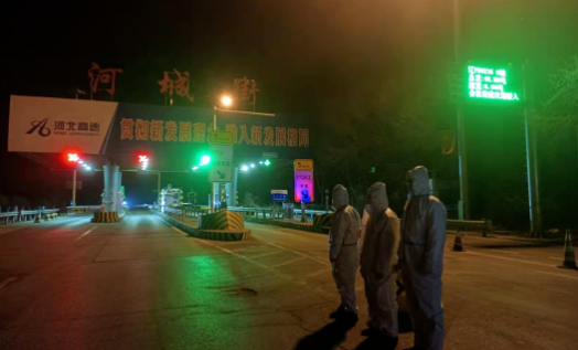 献县各高速路口设置卡点民辅警连夜上岗对过往车辆进行筛查