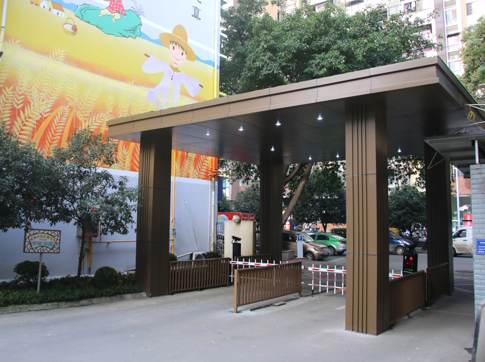 改造后小区大门改造前健身休闲区改造后健身休闲区龙中宿舍:改造后