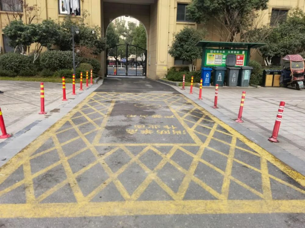 深入日月明园小区核查消防车登高车操作场地堆放杂物等消防安全隐患