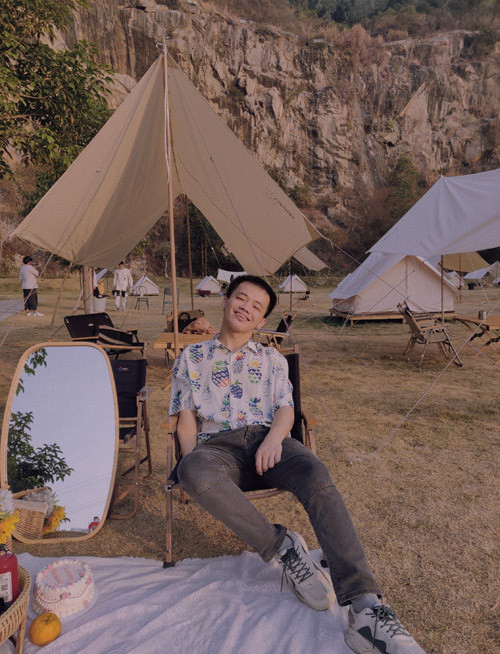 脱口秀演员小佳首先自我愈合然后带着我的观众一起和解