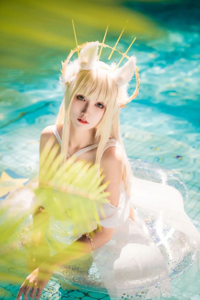 cosplay作品cos的原型是来自游戏《明日方舟》中穿着"灿阳朝露"皮肤的