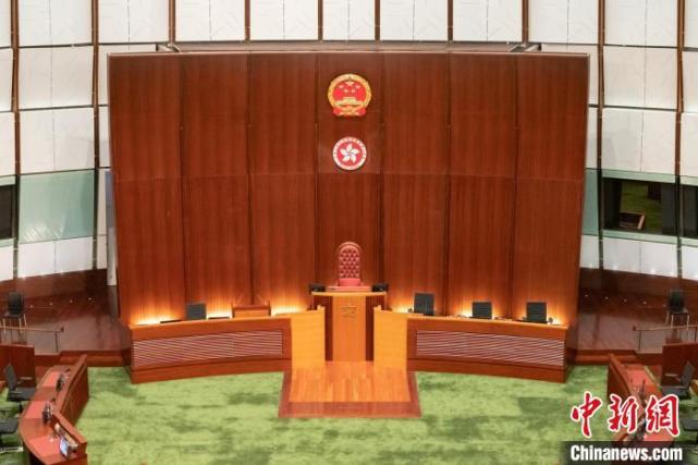 香港立法会会议厅悬挂国徽及区徽 第七届立法会首次会议准备就绪_腾讯新闻