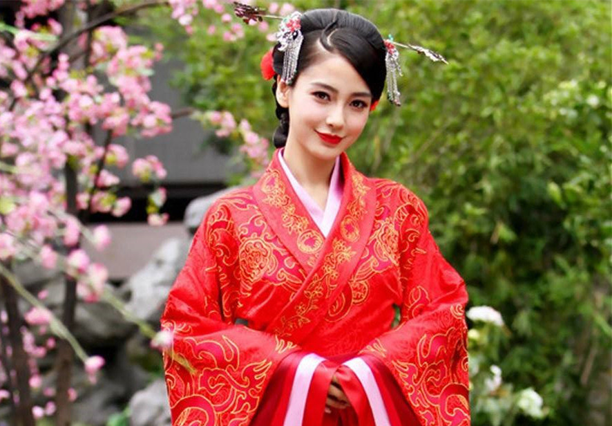 巨熊转头对张三根说:"樵夫,这是我妻子李玉莲,你刚才救了我,现在将他