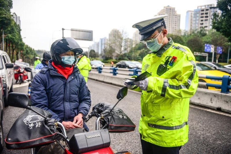 重慶博士交巡警王輝紮根一線變身馬路專家