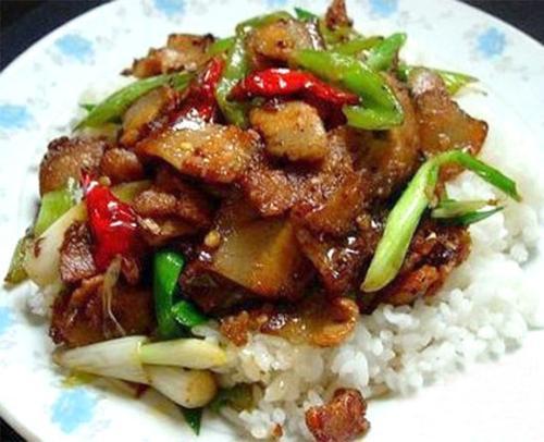 文洋美食:蒜苗回锅盖浇饭,完美的偷懒