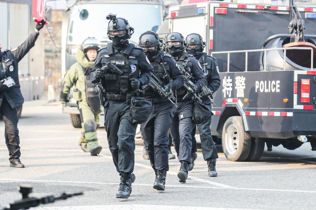 青岛特警演练处突,排爆,解救人质……向市民汇报