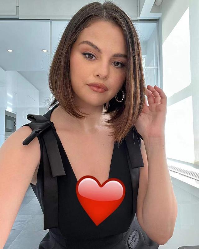 傻脸娜短发挺有少女感穿蝴蝶结小黑裙看上去瘦了不少