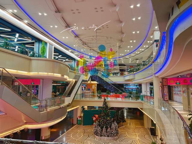 于是,我就和朋友一起走进了"地王广场",想看看广州市中心这家曾经很