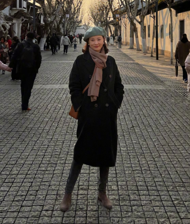 央视主持人刘芳菲现身街头穿三万大衣打扮似贵妇44岁仍单身