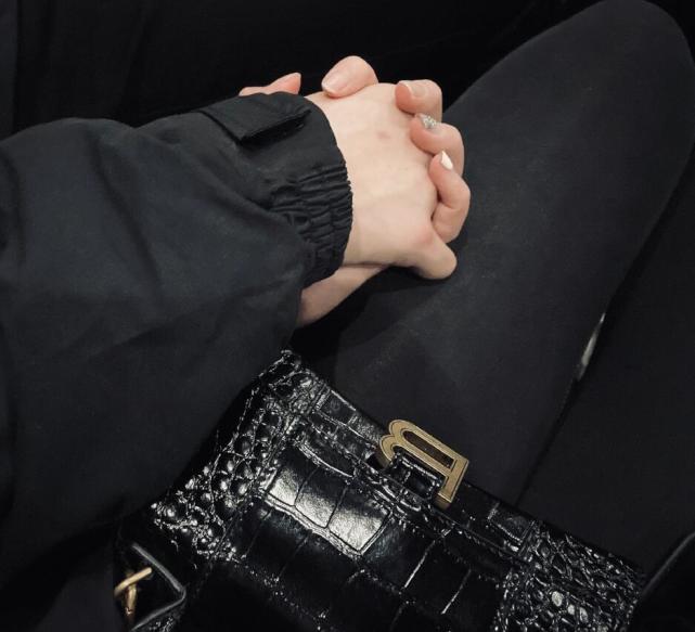 还有一张照片是电影票,此外另一张照片上两人十指紧扣.