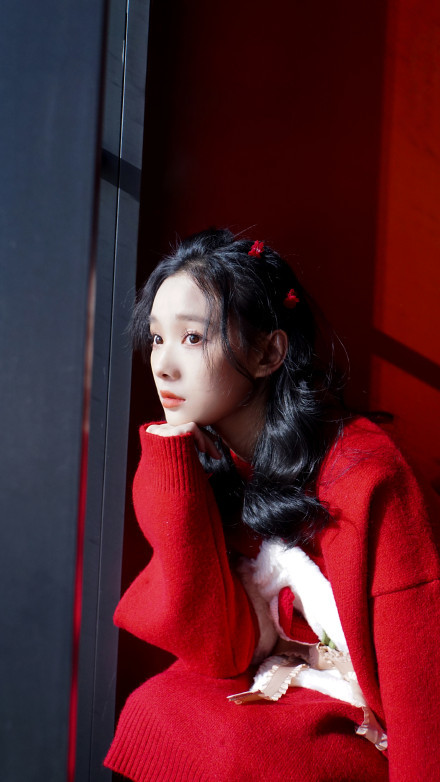 鲁照华身穿新年红,既漂亮又可爱,眼神撩人_腾讯新闻