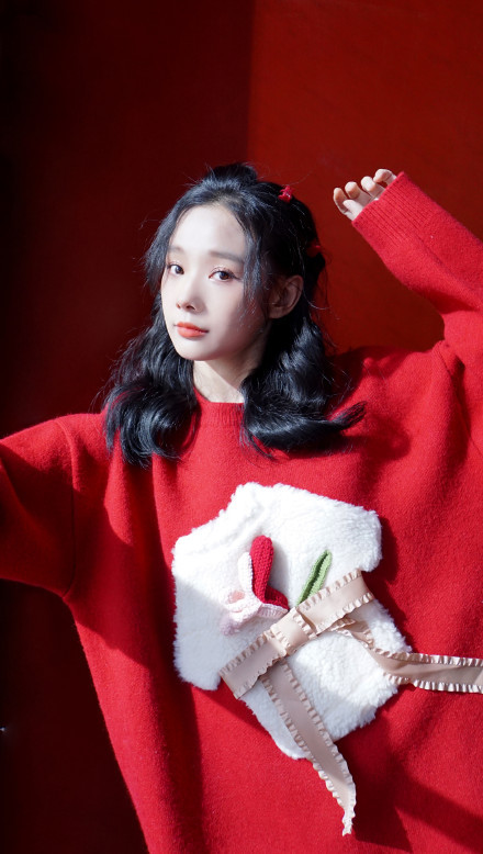 鲁照华身穿新年红既漂亮又可爱眼神撩人