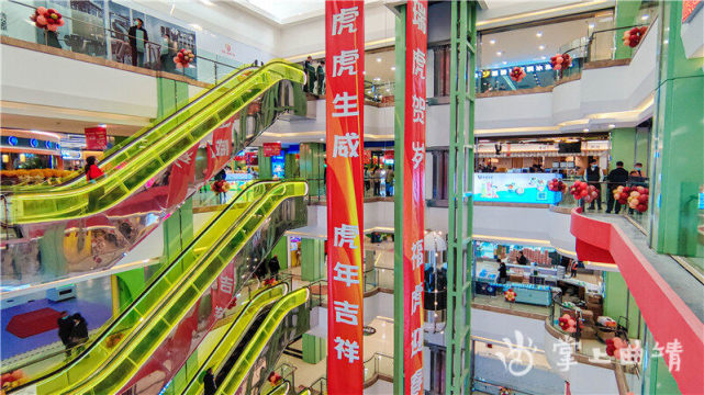 "成熟的商业氛围,密集的客流基础,完善的物业条件,万道星光广场势必会