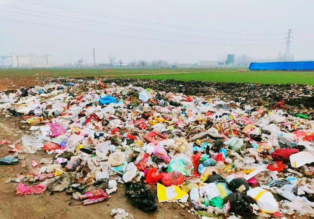 虞城縣利民鎮田間地頭垃圾遍地臭氣熏天引群眾不滿