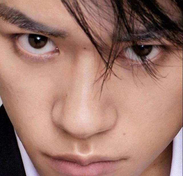 【tfboys-易烊千玺壁纸】千玺的每颗痣都长到我心坎里了