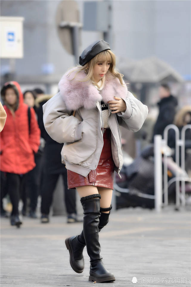 黑色过膝长靴,真皮款式,搭配一款酒红色的高腰皮裙