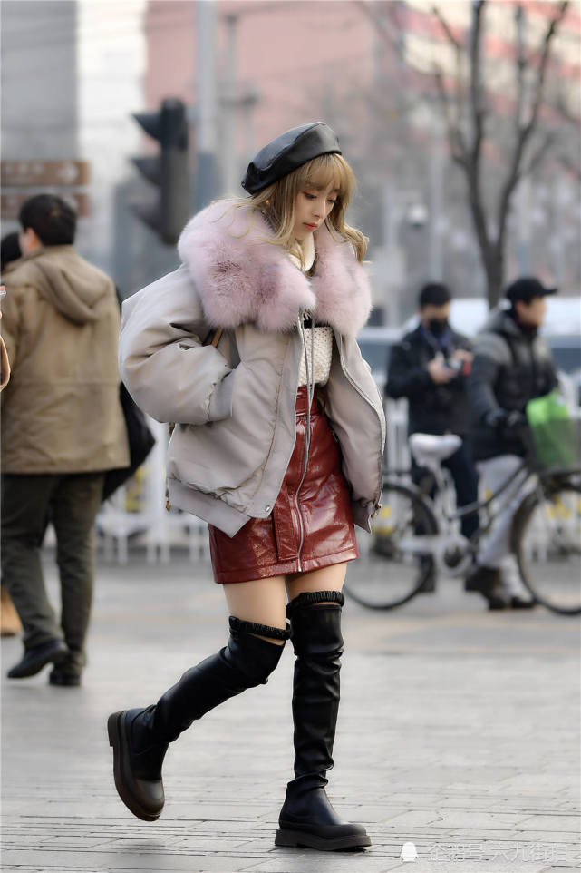 黑色过膝长靴,真皮款式,搭配一款酒红色的高腰皮裙