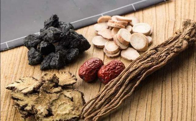 眼花等,可用本品与当归合用,即能补血生血,如《普济本事方》之内补丸