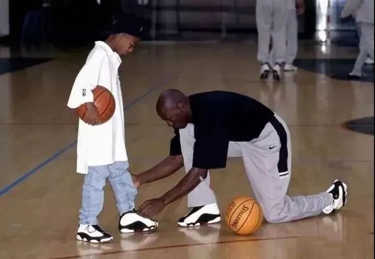 Jordan 13 lakers hot sale on feet