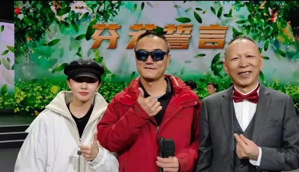 刘浩存母亲晒参加2022年残健融合晚会照片