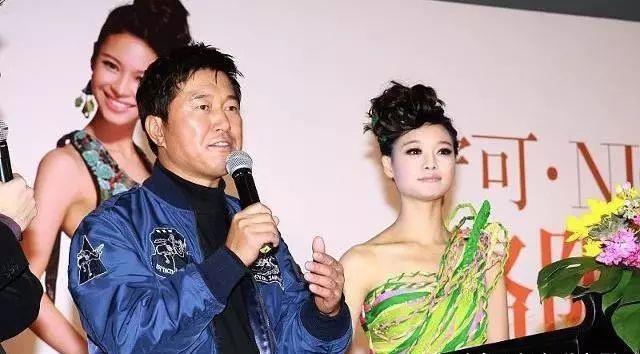 51岁满文军复出,13年前一曲成名后抛妻女,却被二婚妻子葬送前程