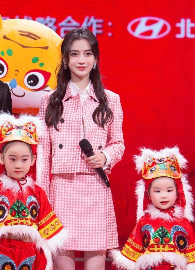 angelababy代言北京台春晚穿格子套装出席发布会减龄又知性