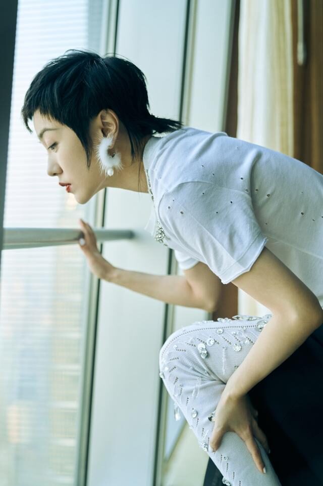 郭采洁的时尚看不懂狗啃发型就算了开叉裙legging叠穿还挺潮