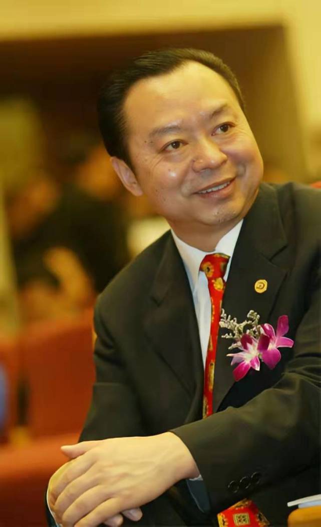 本期子牙童趣铭人观察,就带领大家走进平民千亿企业家——郑大清的