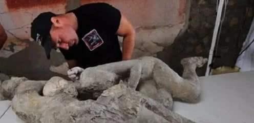 大量的火山灰瞬间淹没庞贝古城,城里的人们来不及躲避,也无法躲避,就