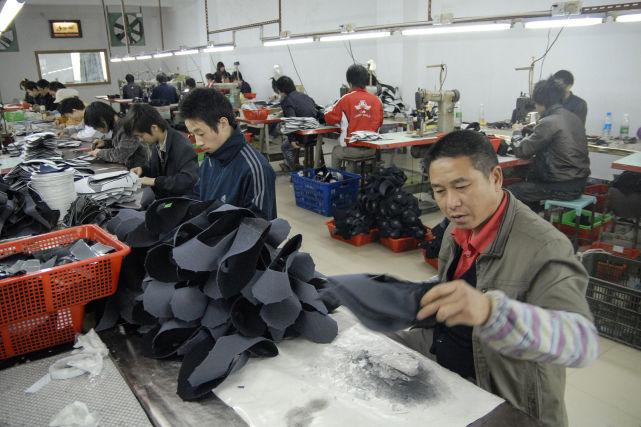 东莞制鞋厂的工人.(图/东森新闻)