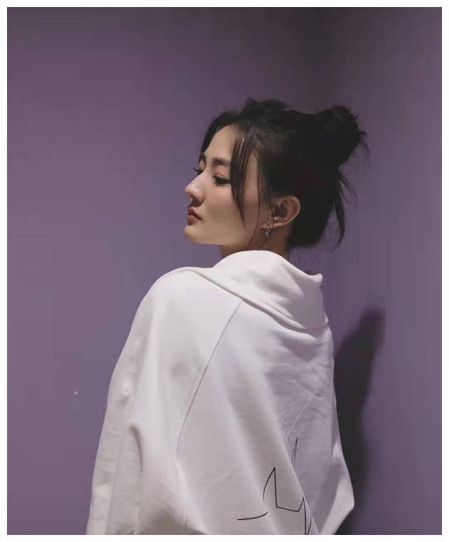 徐璐惊艳了时光丸子头淡妆有初恋的感觉