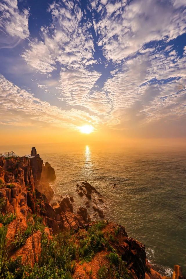 "之一,这里山与海的气魄,历史与文明的传颂,共同描绘了一幅唯美壮丽