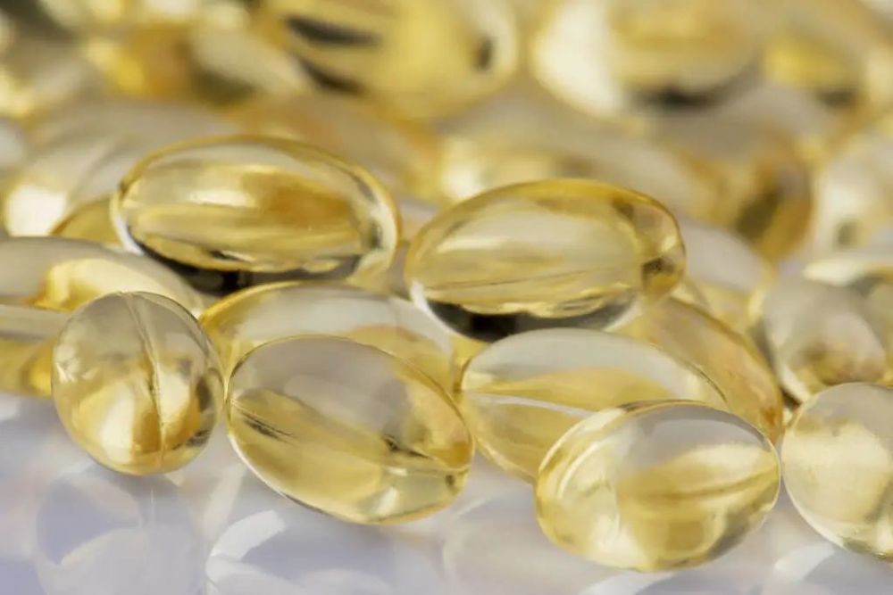 鲸油在工业上可以用于制革工业,也用于回火浴(炼钢用)和用作润滑剂等.